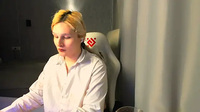 Snapshot of Kleo_Godde chatting on 11/19/25, 07:25 Kleo Godde online show from 11/19/25, 07:25