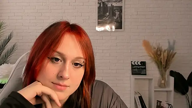 Snapshot of EdlaHatter chatting on 12/05/24, 07:16 EdlaHatter online show from 12/05/24, 07:16