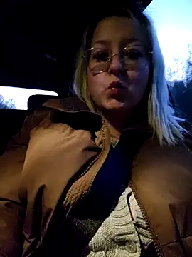 Snapshot of Lillyloo_ chatting on 03/10/25, 05:50 Lillyloo online show from 03/10/25, 05:50