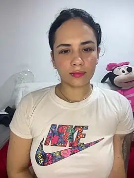 Snapshot of Leyna_Kenet chatting on 12/12/24, 01:32 Leyna Kenet online show from 12/12/24, 01:32