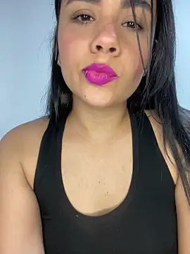 Snapshot of Leyna_Kenet chatting on 01/29/25, 03:33 Leyna Kenet online show from 01/29/25, 03:33