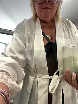 Snapshot of MoistCurveyChanel chatting on 07/12/26, 10:50 MoistCurveyChanel online show from 07/12/26, 10:50