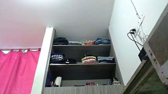 nicolle milf1978 online show from 04/17/26, 10:35