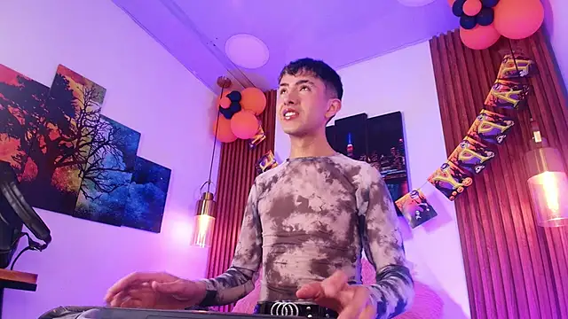 Noah Xitruxx online show from 10/29/25, 02:58