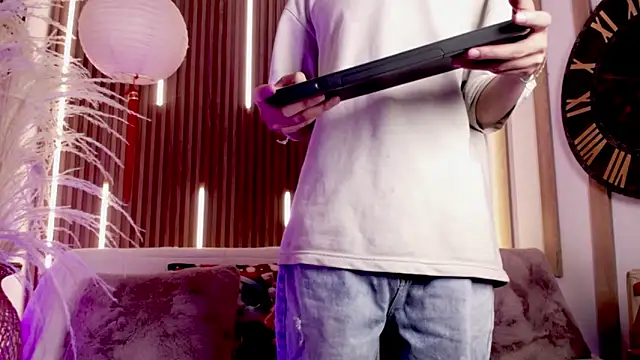 Noah Xitruxx online show from 12/20/25, 12:45