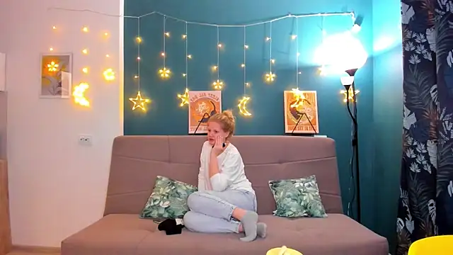 Snapshot of Xloe_Queen chatting on 02/25/25, 02:33 Xloe Queen online show from 02/25/25, 02:33