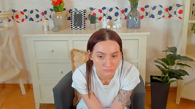 Snapshot of DarlineFrake chatting on 12/16/24, 02:38 DarlineFrake online show from 12/16/24, 02:38