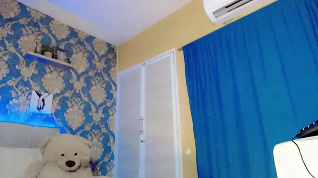 Snapshot of nicoledollts chatting on 11/17/25, 05:41 nicoledollts online show from 11/17/25, 05:41