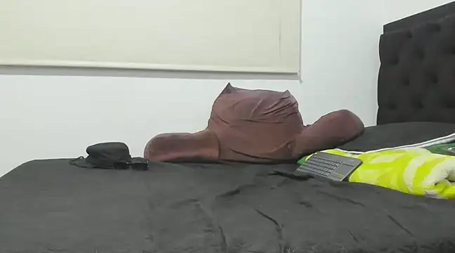 Snapshot of latin_bbc chatting on 01/12/25, 04:31 latin bbc online show from 01/12/25, 04:31