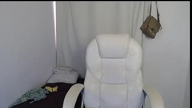 Snapshot of Xileny-Halliwey chatting on 10/02/25, 05:20 Xileny-Halliwey online show from 10/02/25, 05:20