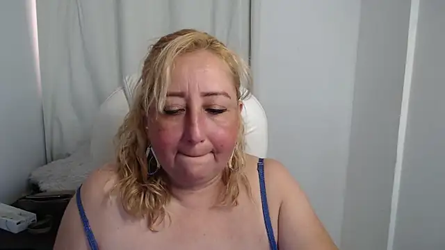 Snapshot of Xileny-Halliwey chatting on 10/07/25, 08:39 Xileny-Halliwey online show from 10/07/25, 08:39