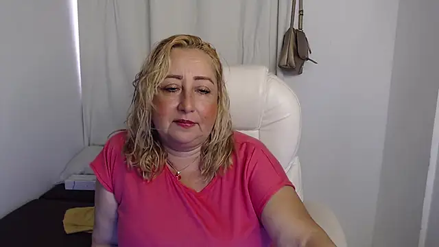 Snapshot of Xileny-Halliwey chatting on 10/10/25, 04:28 Xileny-Halliwey online show from 10/10/25, 04:28