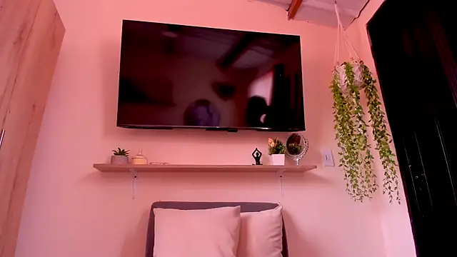 sofiaVelez01 online show from 04/28/26, 04:23