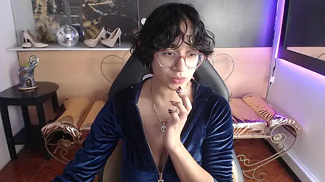 Lili Gomez  online show from 10/25/25, 02:02