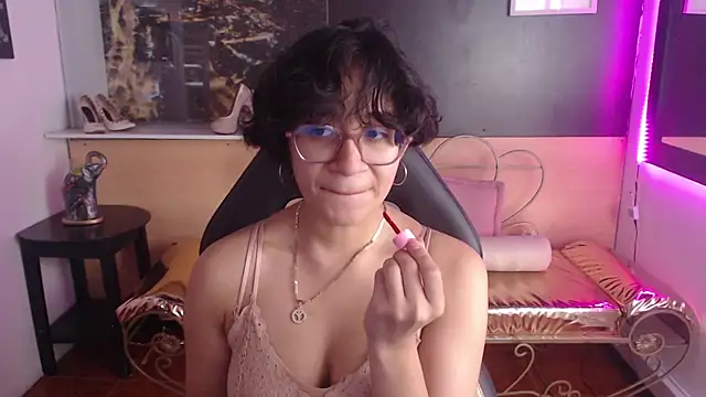 Lili Gomez  online show from 11/02/25, 12:18