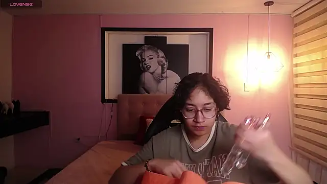 Lili Gomez  online show from 11/25/25, 01:44