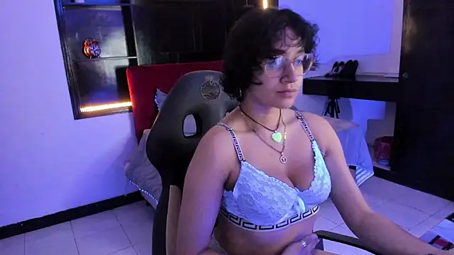 Lili Gomez  online show from 12/05/25, 10:46