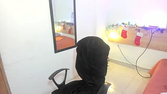 Snapshot of Emyli_rousse_ chatting on 12/24/24, 04:30 Emyli rousse online show from 12/24/24, 04:30