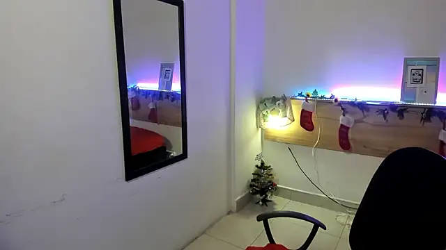 Snapshot of Emyli_rousse_ chatting on 12/28/24, 06:18 Emyli rousse online show from 12/28/24, 06:18