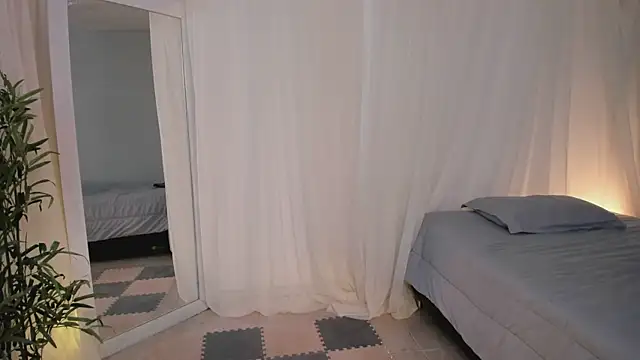 Lia Sweett  online show from 04/17/26, 03:59