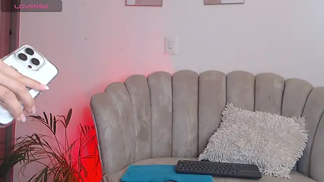 Snapshot of Tamaraa_Serra chatting on 03/13/25, 04:56 Tamaraa Serra online show from 03/13/25, 04:56