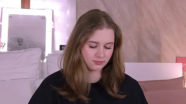 Snapshot of EllieHayes chatting on 10/17/25, 05:26 EllieHayes online show from 10/17/25, 05:26