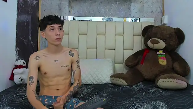 Snapshot of Bi_Latin_Boys1 chatting on 12/21/24, 11:33 Bi Latin Boys1 online show from 12/21/24, 11:33