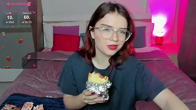 Snapshot of Sonya_Glen chatting on 01/12/25, 01:58 Sonya Glen online show from 01/12/25, 01:58