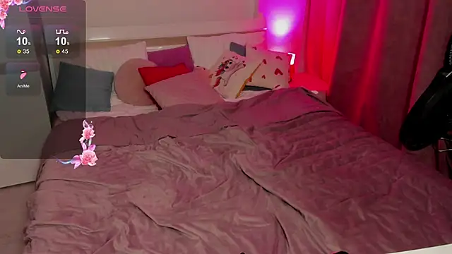 Snapshot of Sonya_Glen chatting on 02/14/25, 07:17 Sonya Glen online show from 02/14/25, 07:17