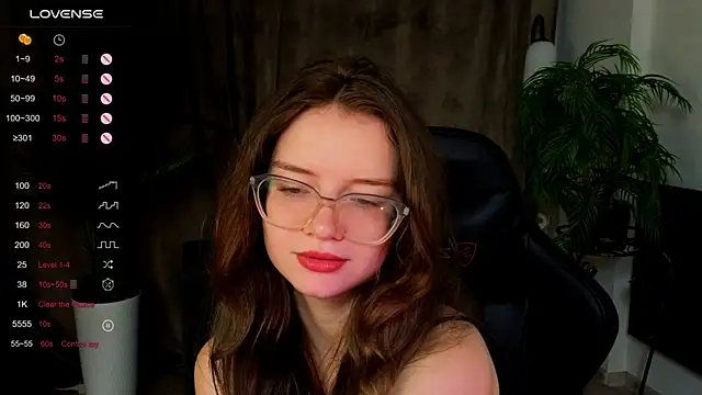 Snapshot of Sonya_Glen chatting on 09/14/25, 09:14 Sonya Glen online show from 09/14/25, 09:14