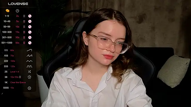 Snapshot of Sonya_Glen chatting on 09/19/25, 10:10 Sonya Glen online show from 09/19/25, 10:10