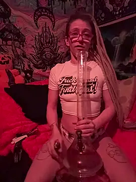 Snapshot of Stonermama666420 chatting on 01/17/26, 03:44 Stonermama666420 online show from 01/17/26, 03:44