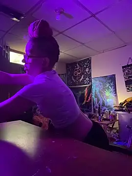 Snapshot of Stonermama666420 chatting on 02/14/26, 07:32 Stonermama666420 online show from 02/14/26, 07:32