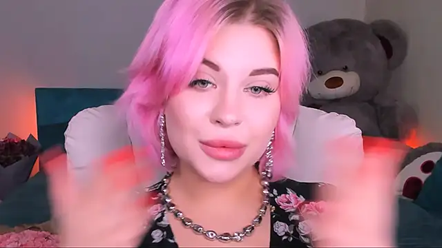 Snapshot of evaharve chatting on 12/18/24, 10:35 evaharve online show from 12/18/24, 10:35