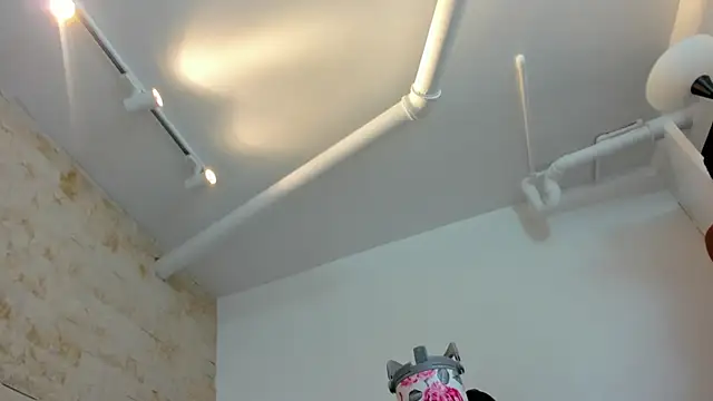 mia roldan  online show from 12/18/25, 12:00