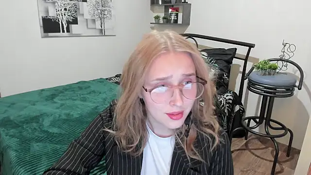 LinaTruly online show from 01/24/25, 08:54