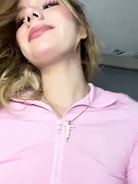 Snapshot of NicoleCut chatting on 02/12/25, 11:18 NicoleCut online show from 02/12/25, 11:18