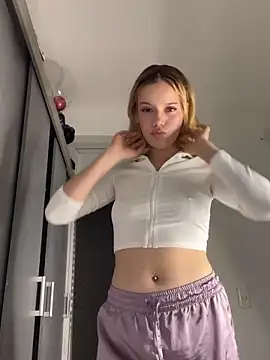 Snapshot of NicoleCut chatting on 02/13/25, 11:17 NicoleCut online show from 02/13/25, 11:17