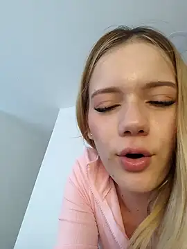 Snapshot of NicoleCut chatting on 02/18/25, 02:06 NicoleCut online show from 02/18/25, 02:06