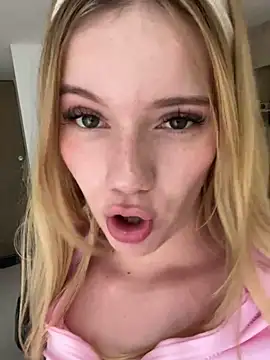 Snapshot of NicoleCut chatting on 02/18/25, 05:10 NicoleCut online show from 02/18/25, 05:10