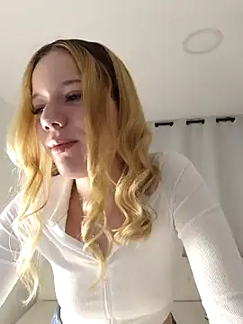 Snapshot of NicoleCut chatting on 02/21/25, 11:01 NicoleCut online show from 02/21/25, 11:01