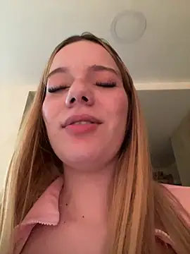 Snapshot of NicoleCut chatting on 03/02/25, 12:20 NicoleCut online show from 03/02/25, 12:20