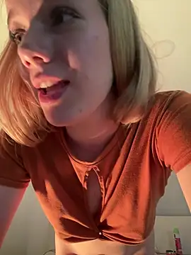 Snapshot of NicoleCut chatting on 03/17/25, 01:35 NicoleCut online show from 03/17/25, 01:35