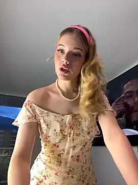 Snapshot of NicoleCut chatting on 09/18/25, 10:39 NicoleCut online show from 09/18/25, 10:39