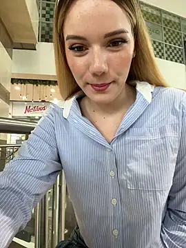 Snapshot of NicoleCut chatting on 09/24/25, 07:17 NicoleCut online show from 09/24/25, 07:17