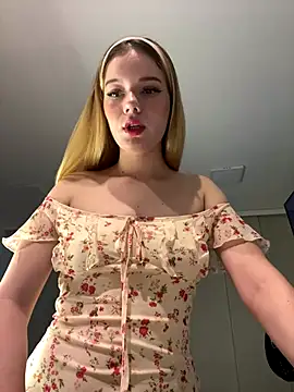 Snapshot of NicoleCut chatting on 09/25/25, 10:41 NicoleCut online show from 09/25/25, 10:41