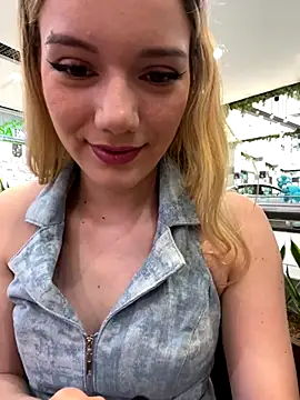 Snapshot of NicoleCut chatting on 10/01/25, 08:04 NicoleCut online show from 10/01/25, 08:04