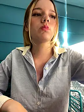 Snapshot of NicoleCut chatting on 10/11/25, 11:03 NicoleCut online show from 10/11/25, 11:03