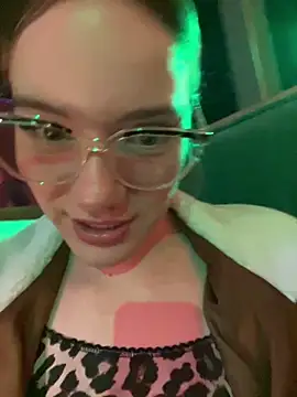 Snapshot of NicoleCut chatting on 10/19/25, 11:38 NicoleCut online show from 10/19/25, 11:38