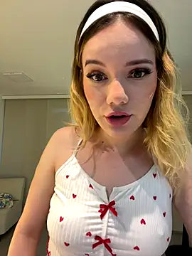 Snapshot of NicoleCut chatting on 10/26/25, 10:54 NicoleCut online show from 10/26/25, 10:54